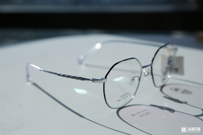 如何正确选择老花眼镜？数码时代下的选购全攻略